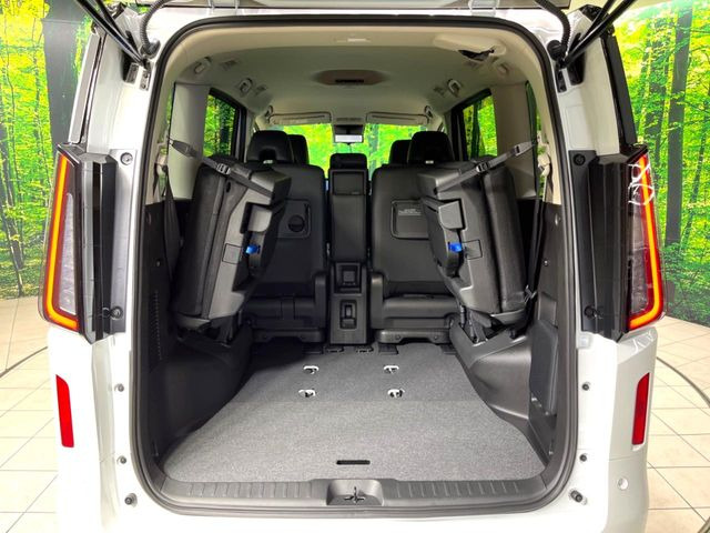 普段のお買い物や通勤、送迎等に十分な荷室スペースを確保しております。セカンドシートを倒すと、大きな荷物の積載も可能です♪