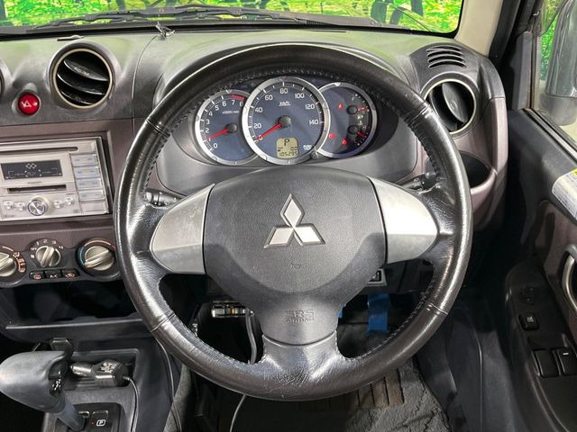 �C���e���A�ɍ��킹���f�U�C���̃X�e�A�����O�́A�^�]�������̂��Ƃ��l���A�^�]���₷���`��A�傫���ł��B�����x�A���ۂɐG���Ă��m���߂��������B
