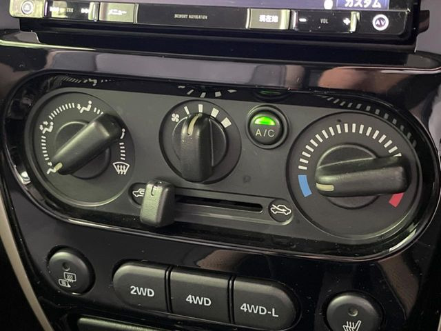 寒い冬も暑い夏も全席に快適な空調を届けてくれる、ダイヤル式エアコンを装備♪