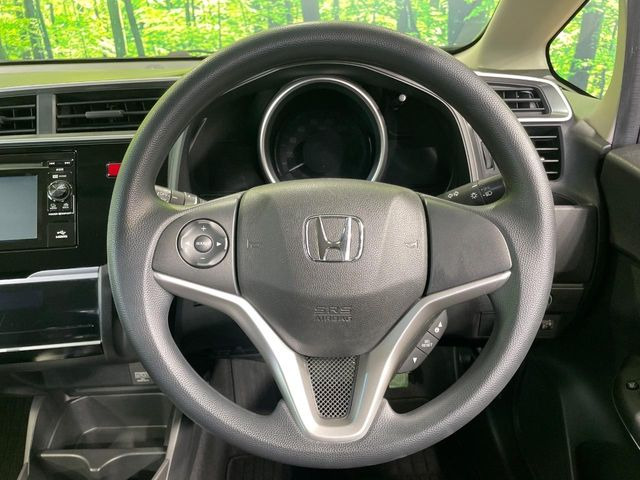 インテリアに合わせたデザインのステアリングは、運転される方のことも考え、運転しやすい形状、大きさです。是非一度、実際に触ってお確かめください。