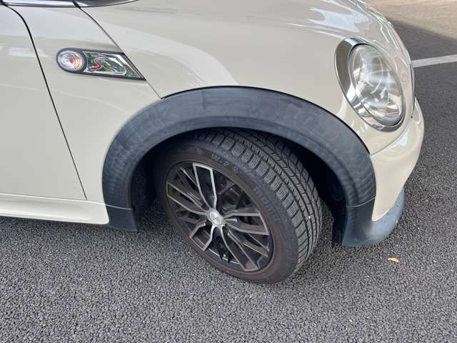 ミニクーペ クーパーSのタイヤとホイールの状態です。足元まで分かりやすく撮影しています。