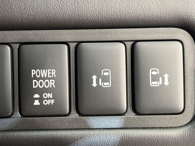 【両側パワースライドドア】スマートキーや運転席のスイッチで後席両側スライドドアの開閉が可能♪電動だから力を入れてドアを開ける必要が無く、小さなお子様でも簡単に開け閉めでき快適です♪