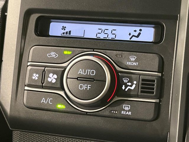 【オートエアコン】一度お好みの温度に設定すれば、車内の温度を検知し風量や温度を自動で調整。暑い&hellip;寒い&hellip;と何度もスイッチ操作をする必要はありません。快適な車内空間には必須の機能ですね♪