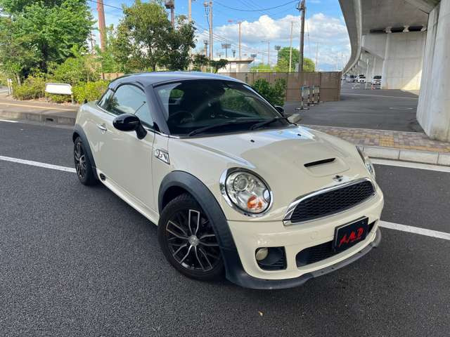 ミニクーペ クーパーSの右前から見た外観です。車両全体のバランスが分かりやすい一枚です。
