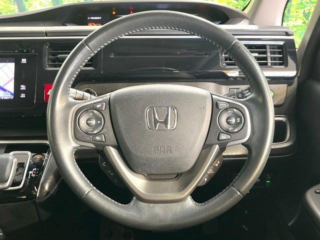 �C���e���A�ɍ��킹���f�U�C���̃X�e�A�����O�́A�^�]�������̂��Ƃ��l���A�^�]���₷���`��A�傫���ł��B�����x�A���ۂɐG���Ă��m���߂��������B