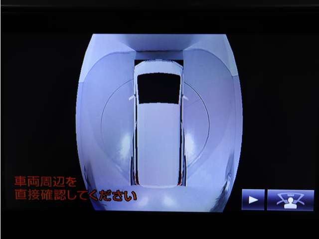 (�p�m���~�b�N�r���[���j�^�[)�{�^����őO�㍶�E4�̃J�����ɂ��A���A���^�C���ŎԂ��ォ�猩���낵���悤�ȉf�����i�r��ʂɉf���܂��B��ގ��ɂ��g���܂��̂ŁA���S���ĉ^�]���邱�Ƃ��ł��鑕���ł���