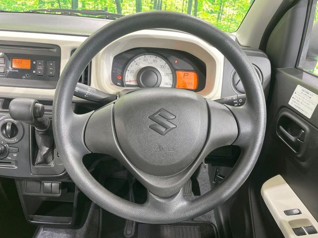 �C���e���A�ɍ��킹���f�U�C���̃X�e�A�����O�́A�^�]�������̂��Ƃ��l���A�^�]���₷���`��A�傫���ł��B�����x�A���ۂɐG���Ă��m���߂��������B
