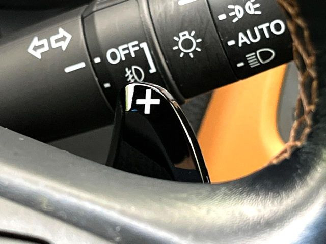 【パドルシフト】ハンドルから手を離さずに素早くシフトアップ&ダウンができるので、エンジンブレーキを使う下り坂や高速道路の合流で加速したい場面で役立ちます。