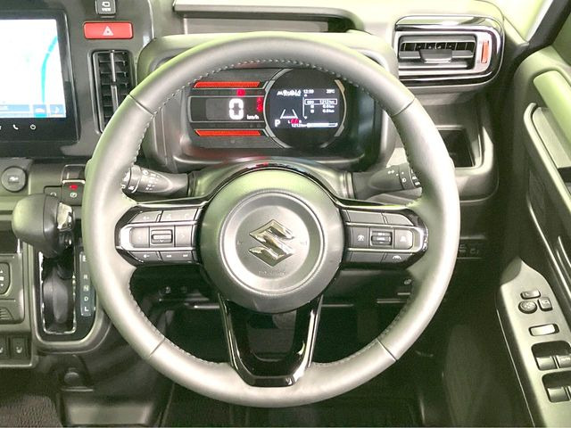 【純正革巻きステアリング】上質な革を使用することで、手にしっかり馴染みとても運転しやすいハンドルです♪