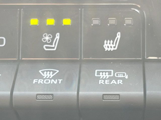 【シートヒーター&ベンチレーション】夏場は涼しい風でお尻や背中の熱やムレを防ぎ、冬はエアコンよりも早く温まってポカポカに!季節を問わず快適に過ごせます。
