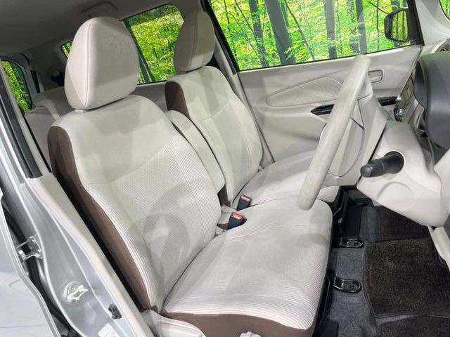 運転席シート廻りは使用感も少なく、良好な状態となっています。丁寧に使われていたことがよくわかりますね。