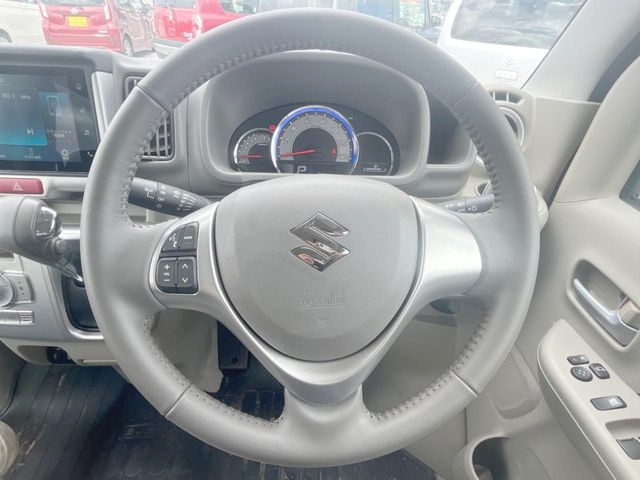 �C���e���A�ɍ��킹���f�U�C���̃X�e�A�����O�́A�^�]�������̂��Ƃ��l���A�^�]���₷���`��A�傫���ł��B�����x�A���ۂɐG���Ă��m���߂��������B