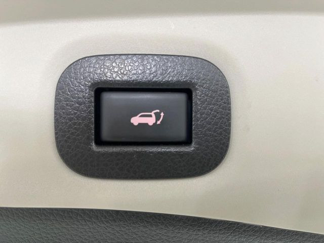 【パワーバックドア】スマートキーや運転席のボタンを押すだけでリアゲートが自動で開閉します!荷物を持っている時や、高い位置にあるバックドアを閉める際に便利な機能です♪
