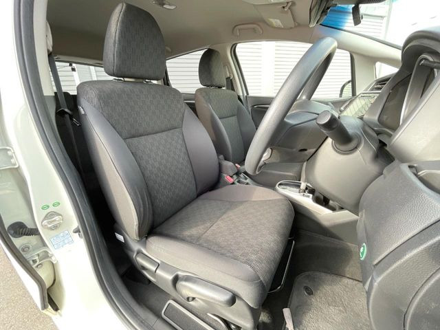 運転席まわりには十分なスペースがあり、大柄な方でもゆったり運転していただける環境です。