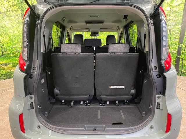普段のお買い物や通勤、送迎等に十分な荷室スペースを確保しております。後席を倒すと、大きな荷物の積載も可能です♪