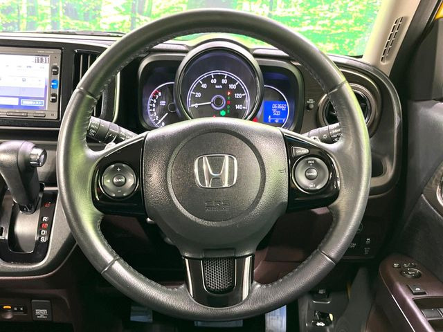 �C���e���A�ɍ��킹���f�U�C���̃X�e�A�����O�́A�^�]�������̂��Ƃ��l���A�^�]���₷���`��A�傫���ł��B�����x�A���ۂɐG���Ă��m���߂��������B