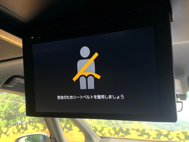 【フリップダウンモニター】大画面モニターで後席でもエンタメをお楽しみいただけます。小さなお子様にも大人気の装備です♪