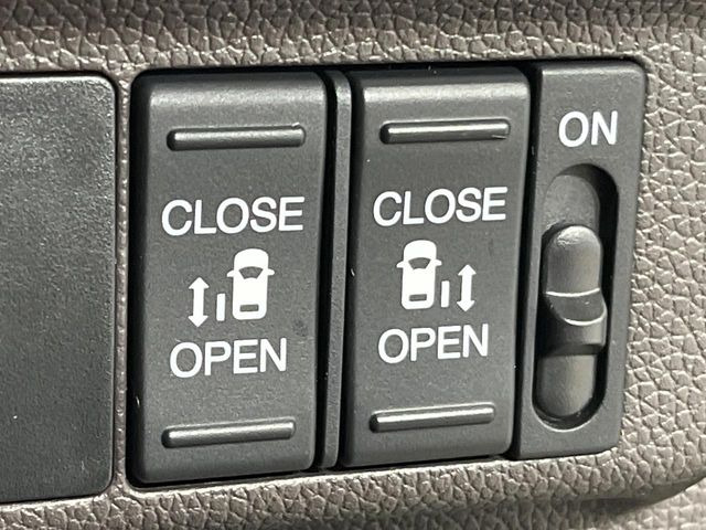 【両側パワースライドドア】スマートキーや運転席のスイッチで後席両側スライドドアの開閉が可能♪電動だから力を入れてドアを開ける必要が無く、小さなお子様でも簡単に開け閉めでき快適です♪