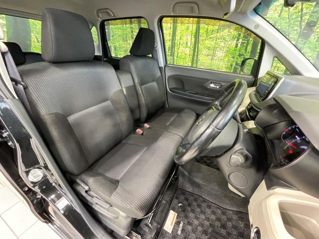 運転席まわりには十分なスペースがあり、大柄な方でもゆったり運転していただける環境です。