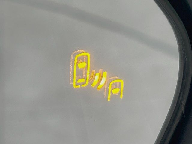 【ブラインドスポットモニター】走行中、ドアミラーの死角になりやすい箇所に後続車が接近するとサイドミラーのレンズに警告を表示!ドライバーに注意喚起をしてくれます。