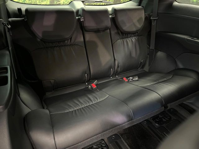 床下収納式のサードシートです。座席部分をコンパクトに収納でき、広大な荷室スペースとしてお使いいただけます!乗車人数や荷物の量など利用シーンに合わせて3列目を有効活用でき、とっても便利♪