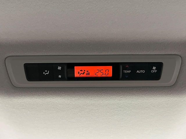 【リアオートエアコン】広い後部座席には必須の機能!風量や温度を自動で調整し前席と同様な車内環境にしてくれるリアオートエアコンを装備。夏の暑さも冬の寒さもストレスなく快適にお過ごしいただけます♪