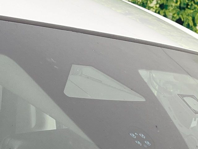 【ホンダセンシング】走行中に前方の車両等を認識し、衝突しそうな時は警報とブレーキで衝突回避と被害軽減をアシスト。より安全にドライブをお楽しみいただけます。