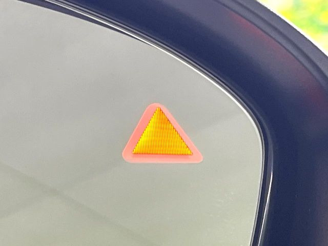 【後方車輛検知】走行中、ドアミラーの死角になりやすい箇所に後続車が接近するとサイドミラー付近に警告を表示、ドライバーに注意喚起をしてくれます。