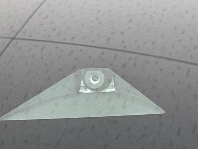 【エマージェンシーブレーキ】走行中に前方の車両等を認識し、衝突しそうな時は警報とブレーキで衝突回避と被害軽減をアシスト。より安全にドライブをお楽しみいただけます。