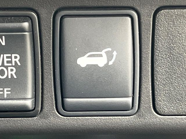 【パワーバックドア】スマートキーや運転席のボタンを押すだけでリアゲートが自動で開閉します!荷物を持っている時や、高い位置にあるバックドアを閉める際に便利な機能です♪