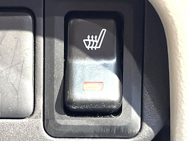 【シートヒーター】寒い日に重宝するシートヒーター!エアコンより早く温まってくれるので寒がりの人も安心ですね♪エアコンの温風は乾燥するから苦手、という方にもをおすすめです。