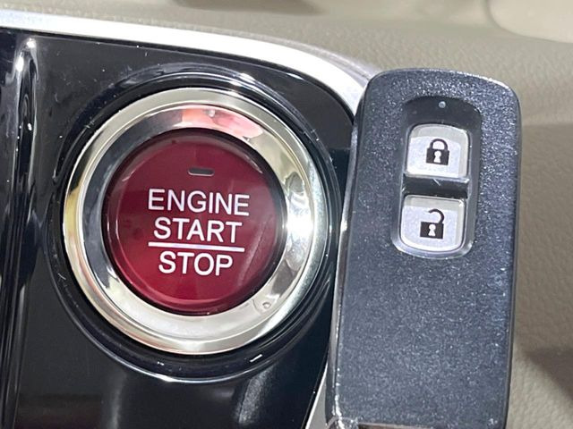�yHonda�X�}�[�g�L�[�z�J�o����|�P�b�g�ɓ��ꂽ�܂܂ł��h�A�̎{���E�������\�ȃX�}�[�g�L�[�𑕔��B�G���W���̃I���E�I�t�����J�M�����o���K�v����������Ƃ��Ă��֗��ł���