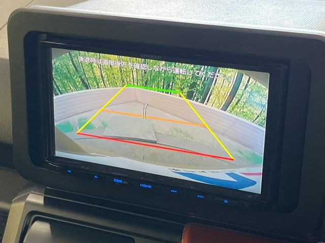 【バックカメラ】駐車時に後方がリアルタイム映像で確認できます。大型商業施設や立体駐車場での駐車時や、夜間のバック時に大活躍!運転スキルに関わらず、今や必須となった装備のひとつです!