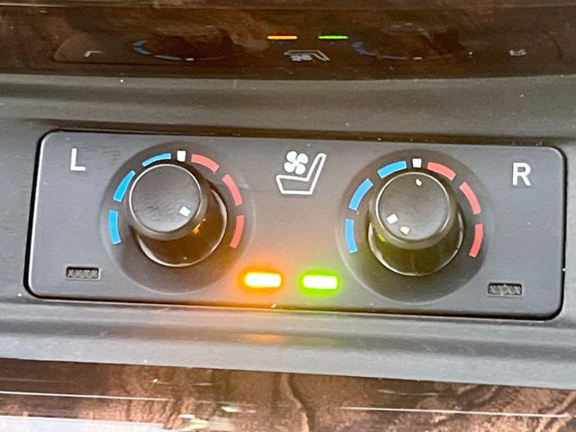 【シートベンチレーション】夏場は涼しい風でお尻や背中の熱やムレを防ぎ、冬はエアコンよりも早く温まってポカポカに!季節を問わず快適に過ごせます。