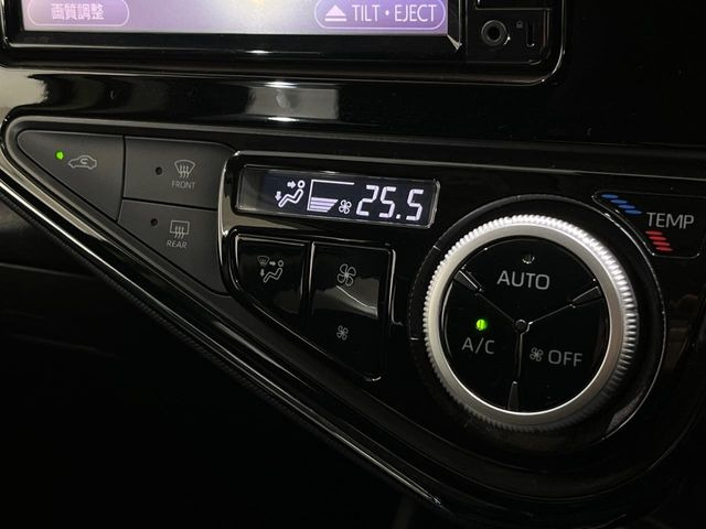 【オートエアコン】一度お好みの温度に設定すれば、車内の温度を検知し風量や温度を自動で調整。暑い&hellip;寒い&hellip;と何度もスイッチ操作をする必要はありません。快適な車内空間には必須の機能ですね♪