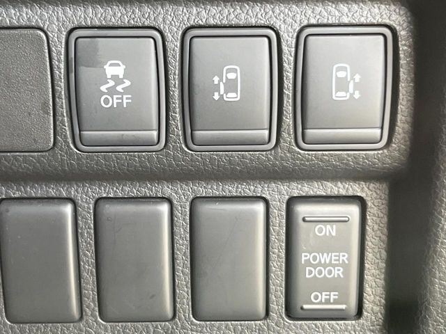 【両側パワースライドドア】スマートキーや運転席のスイッチで後席両側スライドドアの開閉が可能♪電動だから力を入れてドアを開ける必要が無く、小さなお子様でも簡単に開け閉めでき快適です♪
