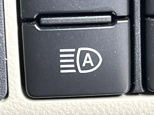 【アダプティブハイビーム】遠くまで明るく照らすハイビームを先行車や対向車に照射しない様、自動で調整!毎回手動で切り替える必要がなく、夜間走行時のストレスも軽減。安全性向上にも寄与します。