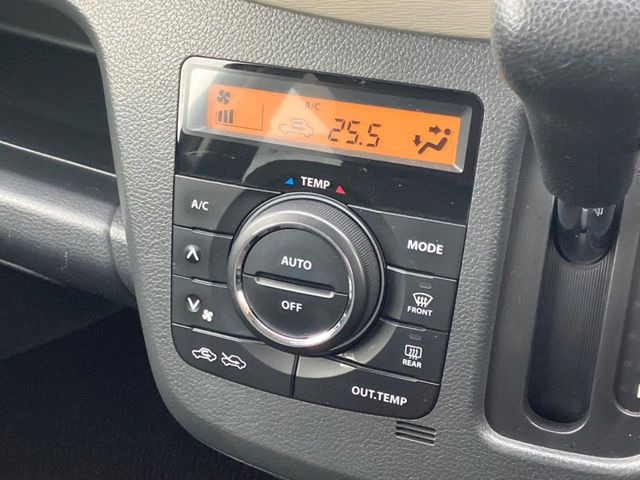 【オートエアコン】一度お好みの温度に設定すれば、車内の温度を検知し風量や温度を自動で調整。暑い&hellip;寒い&hellip;と何度もスイッチ操作をする必要はありません。快適な車内空間には必須の機能ですね♪