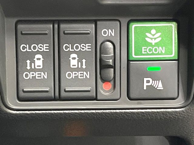 【両側パワースライドドア】スマートキーや運転席のスイッチで後席両側スライドドアの開閉が可能♪電動だから力を入れてドアを開ける必要が無く、小さなお子様でも簡単に開け閉めでき快適です♪