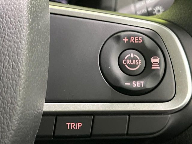 【アダプティブクルーズコントロール】高速道路での長距離走行が楽に!!自動で速度を保つクルーズコントロールが、衝突軽減システムと連携し、前方の車両を感知して車間を保つように速度調節してくれます!!