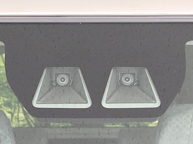 【スマートアシスト】走行中に前方の車両等を認識し、衝突しそうな時は警報とブレーキで衝突回避と被害軽減をアシスト。より安全にドライブをお楽しみいただけます。