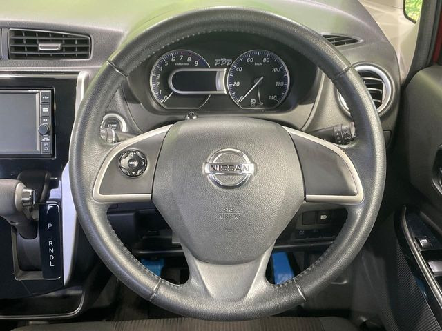 インテリアに合わせたデザインのステアリングは、運転される方のことも考え、運転しやすい形状、大きさです。是非一度、実際に触ってお確かめください。