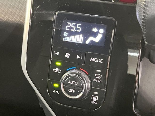 【オートエアコン】一度お好みの温度に設定すれば、車内の温度を検知し風量や温度を自動で調整。暑い&hellip;寒い&hellip;と何度もスイッチ操作をする必要はありません。快適な車内空間には必須の機能ですね♪