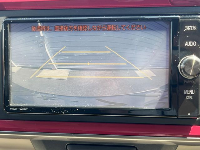 【バックカメラ】駐車時に後方がリアルタイム映像で確認できます。大型商業施設や立体駐車場での駐車時や、夜間のバック時に大活躍!運転スキルに関わらず、今や必須となった装備のひとつです!