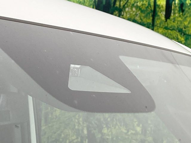 【ホンダセンシング】走行中に前方の車両等を認識し、衝突しそうな時は警報とブレーキで衝突回避と被害軽減をアシスト。より安全にドライブをお楽しみいただけます。