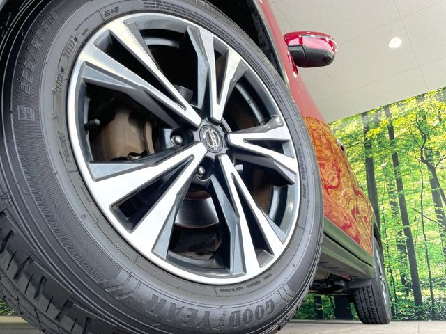 【純正18インチアルミホイール】外観にマッチした純正アルミホイールを装着しております。各種社外アルミホイールや、スタッドレスタイヤも取扱いしております。是非ご相談ください♪
