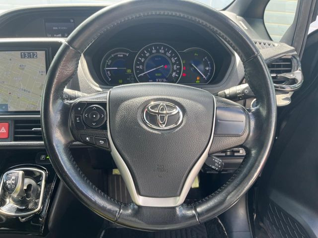 【純正革巻きステアリング】上質な革を使用することで、手にしっかり馴染みとても運転しやすいハンドルです♪