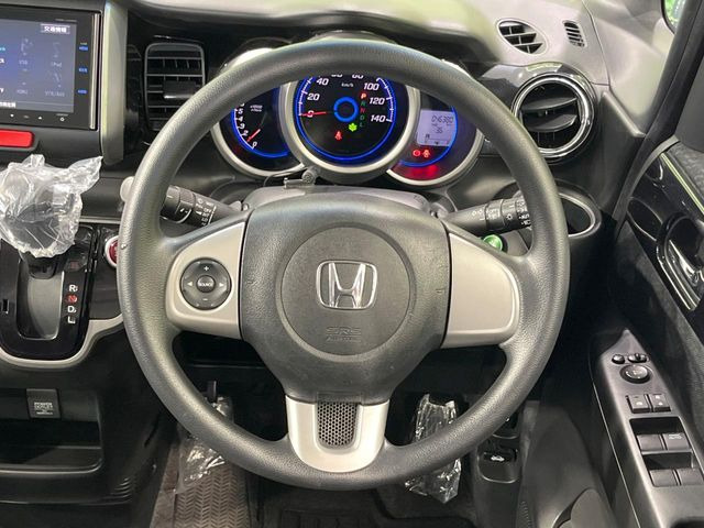 【ステアリングスイッチ】運転中、前方から目線をそらすことなく、オーディオ等の操作が可能な便利機能!安心&快適なドライブを演出してくれます♪