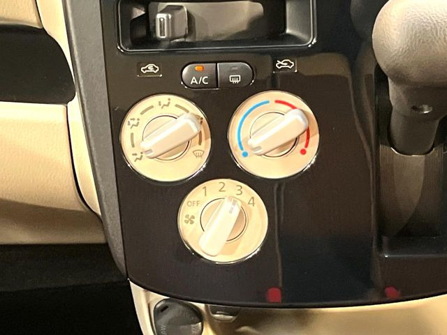 寒い冬も暑い夏も全席に快適な空調を届けてくれる、ダイヤル式エアコンを装備♪