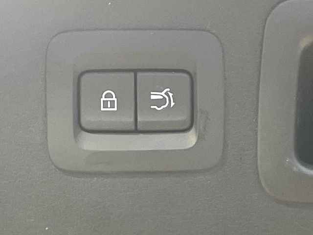 【パワーバックドア】スマートキーや運転席のボタンを押すだけでリアゲートが自動で開閉します!荷物を持っている時や、高い位置にあるバックドアを閉める際に便利な機能です♪